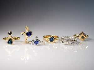 Im Goldschmiede Meisteratelier Höfelmaier wurden diese 7 Ringe aus 750/000 Weißgold und 750/000 Gelb Gold gefertigt. Die verwendeten Edelsteine sind blaue Saphire, blauer Turmalin (auch als Indigolith bezeichnet) und weiße Diamanten im Brillantschliff.