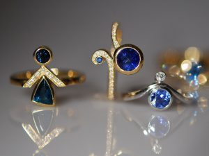 Im Goldschmiede Meisteratelier Höfelmaier wurden diese 3 Ringe aus 750/000 Weißgold und 750/000 Gelb Gold gefertigt. Die verwendeten Steine sind blaue Saphire, blauer Turmalin (auch als Indigolith bezeichnet) und weiße Diamanten im Brillantschliff.
