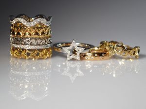 Im Goldschmiede Meisteratelier Höfelmaier wurden diese Ringe Gelb Gold und Weiß Gold gefertigt.