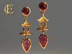 Pagoden Ohrringe mit pink Turmalin Cabuchons in 750/000 Gelbgold aus der Werkstatt Höfelmaier