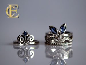 Im Goldschmiede Meisteratelier Höfelmaier wurden diese vier Ringe aus 750/000 Weißgold gefertigt. Die verwendeten Edelsteine sind blaue Saphire und Diamanten im Brillantschliff.