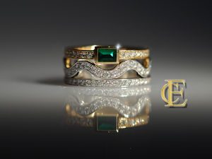 Drei Ringe mit Brillanten einer davon mit Smaragd